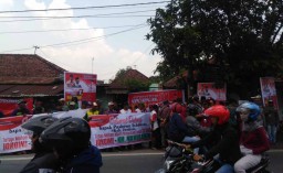 Relawan Jokowi Bentangkan Spanduk Sambut Prabowo di Jombang