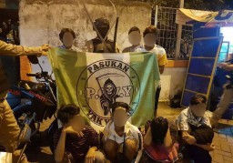 Hendak Tawuran, 9 Remaja Bersenjata Samurai di Surabaya Diciduk