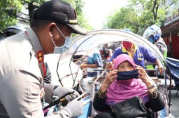 Cegah Corona, Polres Tulungagung Bagikan Ribuan Masker Gratis