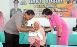 Hari Ibu, Polisi di Tulungagung Berbagi Kebahagiaan dengan Lansia