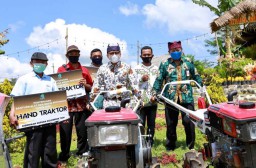 Petani Banyuwangi Terima Reward Ratusan Alat dan Mesin Pertanian