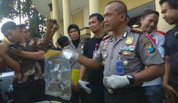 Polisi Ungkap Mayat Terbungkus Sprei Dalam Tong Kurang dari 24 Jam