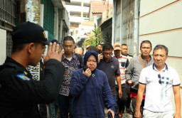 Pulang dari Guangzhou, Risma ke Lokasi Kebakaran di Kapasan