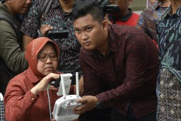 Wali Kota Risma Pantau Recovery Jalan Raya Gubeng Ambles Pakai Drone