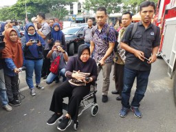 Gunakan Kursi Roda, Risma Tinjau Kembali Amblesnya Jalan Raya Gubeng