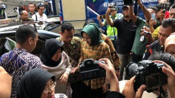 Sakit, Risma Nekat ke Lokasi Raya Gubeng yang Ambles