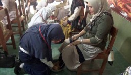 Hari Pertama Sekolah, Para Siswa di Mojokerto 'Ritual' Basuh Kaki Ibu