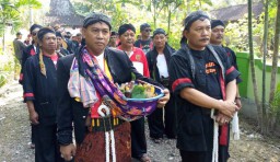 Kemeriahan Ritual Petik Padi di Ponorogo, Arak Tumpeng hingga Tarian