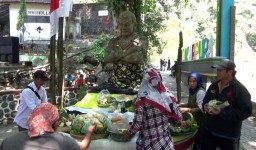 Suroan di Air Terjun Madakaripura: Ritual Sinden hingga 7 Gending Jawa
