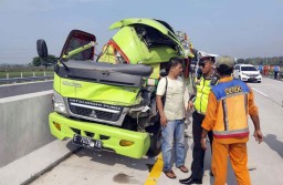 Mobil Rombongan MTsN 2 Cirebon Tabrak Truk di Tol Nganjuk, Satu Tewas