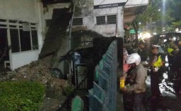 Hujan Deras di Surabaya, Atap Teras Klinik Dokter Ambruk Timpa Mobil