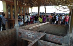 Rumah Giman yang Dipindah Kurang Dari Dua Jam Jadi Tontonan Warga