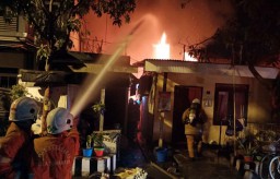 Rumah Berisi 8 Kamar Kos di Surabaya Terbakar, 14 Mobil PMK Dikerahkan