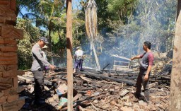 Lupa Matikan Tungku, Rumah Nenek Karinem Terbakar Hingga Ambruk