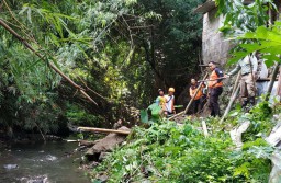 Tebing Sungai Kali Lahar Kota Blitar Longsor, Satu Keluarga Mengungsi