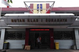 Jenguk Ahmad Dhani di Medaeng, Mulan Jameela Bawa Safeea
