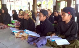 Melihat Tradisi Serba Jawa di Ponpes Tawangsari Tulungagung