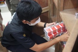 Bea dan Cukai Banyuwangi Sidak Toko, Buru Penjual Rokok Ilegal