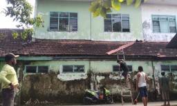Prihatin, Warga Kerja Bakti Perbaiki Atap Gedung SDN 1 Meri Kota Mojokerto