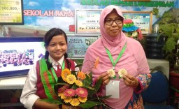 Pelajar SD di Surabaya Sulap Bonggol Bawang Putih Jadi Bunga Hiasan