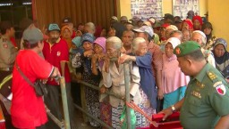 Ribuan Warga di Tulungagung Antre Sembako di Klenteng Tjoe Tik Kiong