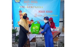 Bantu Warga Terdampak Covid-19, SMAKer Surabaya Bagikan Paket Sembako