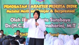 Motivasi Pelajar SMP, Risma Minta Kurangi Main Gadget