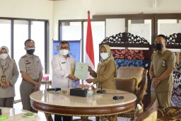 Terima Sertifikat Aset Tanah, Ning Ita: Keberadaaan Lahan Milik Daerah Terdata
