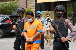 Bersenggolan Badan, Pria Bertato Sabetkan Pedang ke Sesama Pembeli Pulsa
