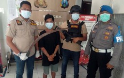 Beraksi Bak Pentolan Gengster, Remaja ini Mewek saat Diborgol Polisi