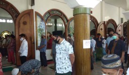 Mengikuti Salat Jumat Pertama Masa Transisi di Masjid Rahmat Surabaya
