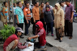 Pagi ini, Wali Kota Risma Pantau Saluran Air yang Selalu Banjir