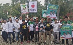 Poster dan Bunga Pendukung Sambut Khofifah-Emil di Bandara Juanda