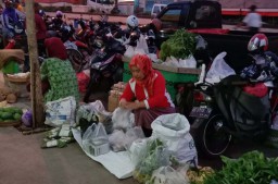 Perjalanan Penjual Tempe di Ponorogo Lulus S1 pada Usia 42 Tahun