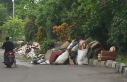 Di Surabaya, Penampakan Sampah Sofa