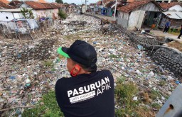 Melihat dari Dekat Tumpukan Sampah di Sungai Tambak Lekok Pasuruan