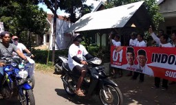 Spanduk dan Massa Pendukung Jokowi Sambut Sandiaga Uno di Banyuwangi
