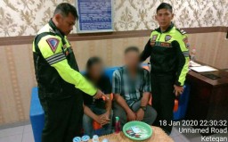 PJR Polda Jatim Tangkap Dua Pria Pengguna Sabu di Tol Sidoarjo