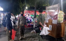 Pengunjung Alun-alun Magetan Buang Sampah Sembarangan, Satpol PP Turun Tangan
