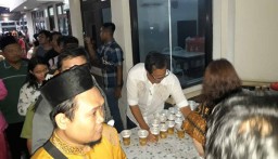 Satu Tahun Bom Surabaya, Umat Muslim Buka Puasa di Gereja