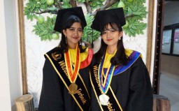 Keren! Saudara Kembar ini Lulus Cumlaude di UWK Surabaya