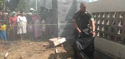 Kerja Bakti di Makam, Warga Dihebohkan Temuan Kardus Berbau Menyengat