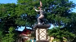 Gegerkan Warga Ponorogo, Pendukung Salah Satu Capres Panjat Patung