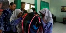 Rompi Untuk Penyandang Tuna Netra dari Pelajar SMP di Ponorogo