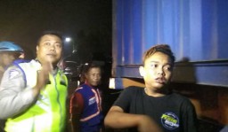 Tabrak Truk di Mojokerto, Kernet Pikap Jual Tahu Bulat Terjepit Kabin