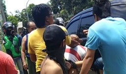 Sekap Karyawan Koperasi dengan Celurit, Seorang Perampok Dihajar Massa