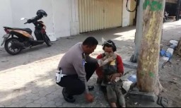 Video Polisi Beri Makan dan Basuh Muka ODGJ di Jombang Viral di Medsos