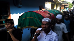 Isak Tangis Iringi Pemakaman Dua Korban Ambruknya Atap SDN Gentong