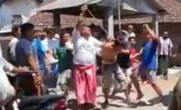 Curi Motor, Pria Bertato ini Dihajar Massa dan Diarak Keliling Kampung