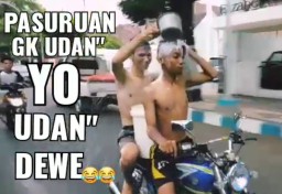 Video Dua Pelajar Mandi Sambil Naik Motor di Kota Pasuruan Bikin Gaduh